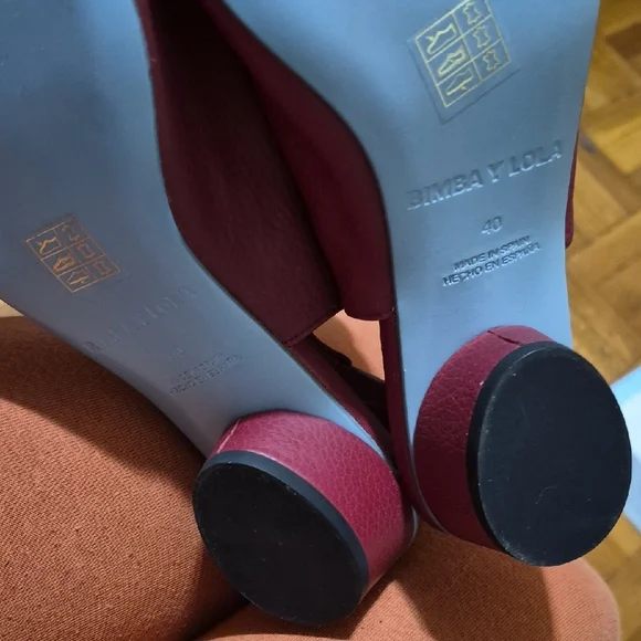 Elegant Burgundy Slingback Flats with Gold Detail - Picture 2 of 2